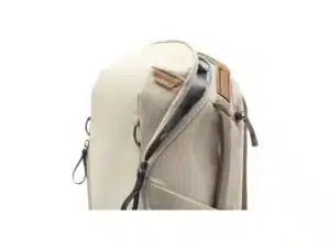 Luonnonvalkoinen kamerareppu