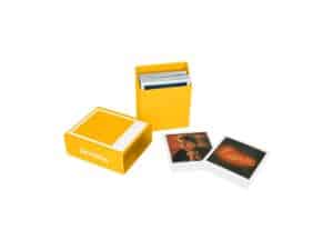 Polaroidkuvien säilytyslaatikko keltainen